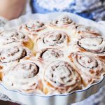 Zelfgemaakte cinnabons zijn lekkerder dan cafés: 3 recepten voor de